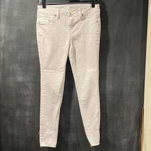 1822 Denim white Skinny Jeans.  Size 4. Spring style. Frayed cuff